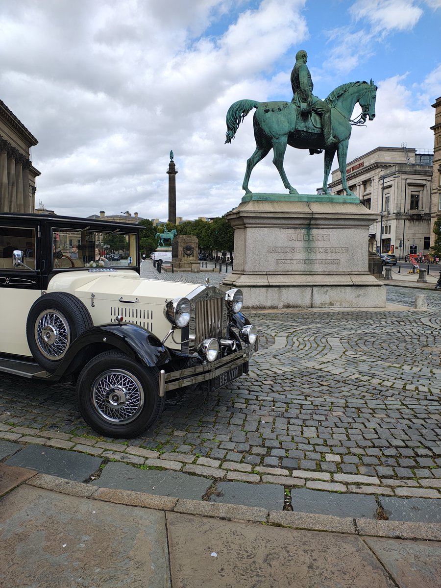 One of our Imperial Viscount Landaulette wedding cars waiting outside St George's Hall in Liverpool #wedding #cars #liverpool #vintage #registryoffice #stgeorgeshall barringtonscars.co.uk