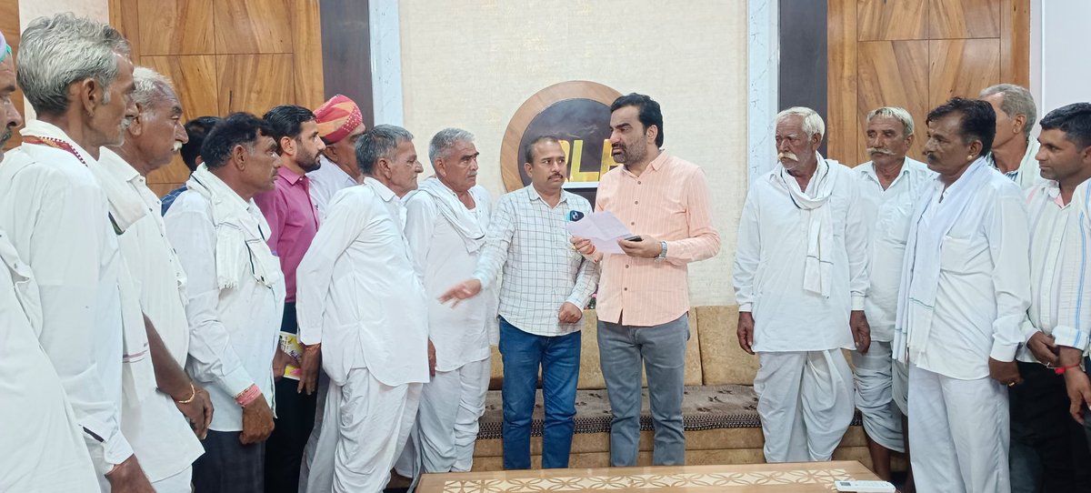 नागौर जिले में चोरी के कई मामलों में पुलिस द्वारा खुलासा नहीं करने व बिना ठोस अनुसन्धान के ही चोरी के मामलों में FR लगा देने से चोरों के हौसले बुलंद हो गए,आज नागौर आवास पर सदर थाने में जिंदास गांव में दर्ज हुए चोरी के मामले के प्रकरण संख्या 124/2025 में ग्रामीणों ने मुझे ज्ञापन