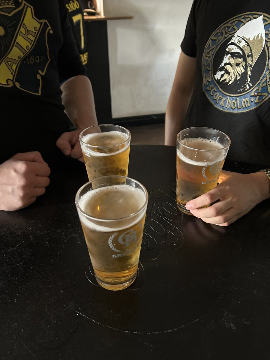 Jävlar vad gemytligt med samling på Råsunda Torg och det området. Får verkligen tillbaka den här Råsunda känslan. Otroligt bra av UN, SI, 515. Ta en bira &amp; en grogg på DT, nu drog vi vidare till East. 

Ge oss en jävla arena på den här marken igen. 

För AIK!