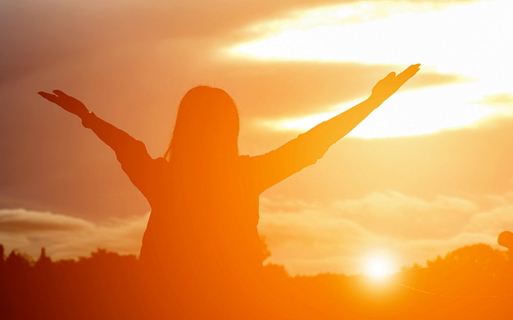 En ce dimanche d'été, acclamons Dieu avec le Ps 32
"Criez de joie pour le Seigneur, hommes justes !
Hommes droits, à vous la louange !
Dieu veille sur ceux qui Le craignent
qui mettent leur espoir en son amour,
pour les délivrer de la mort
les garder en vie aux jours de famine"