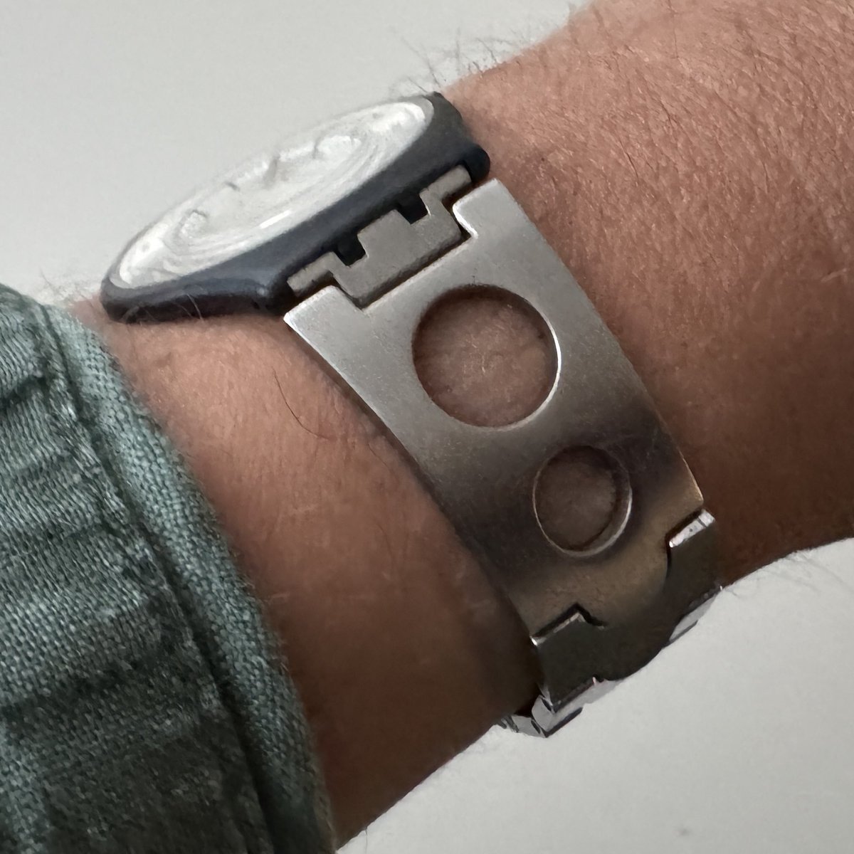 Swatch remplace pile et met à la taille gratuitement. Dont acte, j’ai ressorti une ancienne. Swatch Flattention 1999, LA montre de mon adolescence.