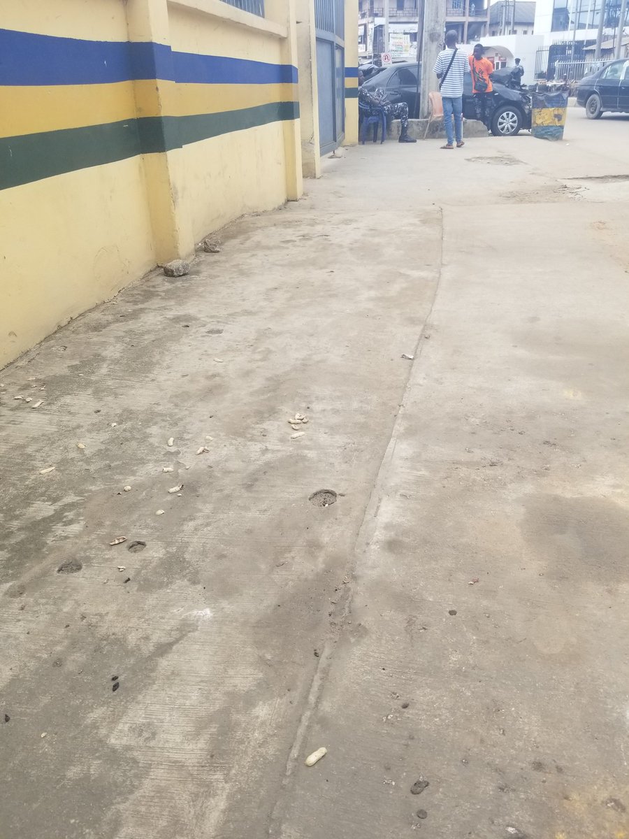 HeDontMakeNoise's tweet photo. Policemen are currently holding my 60ltrs of oil at Pen Cinema Police Station, Agege.

They said I was shouting at them when they were asking me questions

They asked for waybill, I've provided it, Now they're telling me the officers who kept the oil there are not around. 🤦🏾‍♂️ https://t.co/lOJSNows1Y