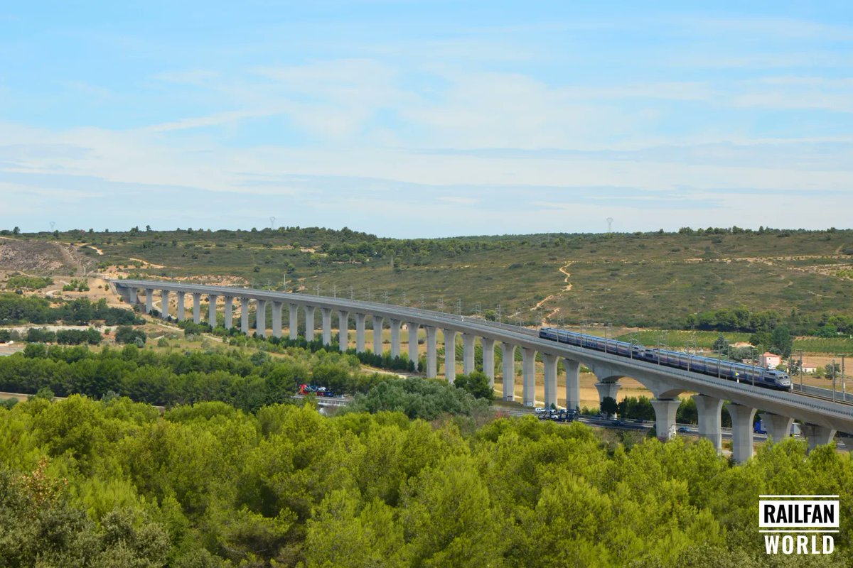 =>#TGV en UM à l'approche d'Aix-en-Provence direction Marseille sur le =>#viaducdeVentabren de la =>#LGV Méditerranée en 05-19. 
📷Tim, source : railfanworld.com