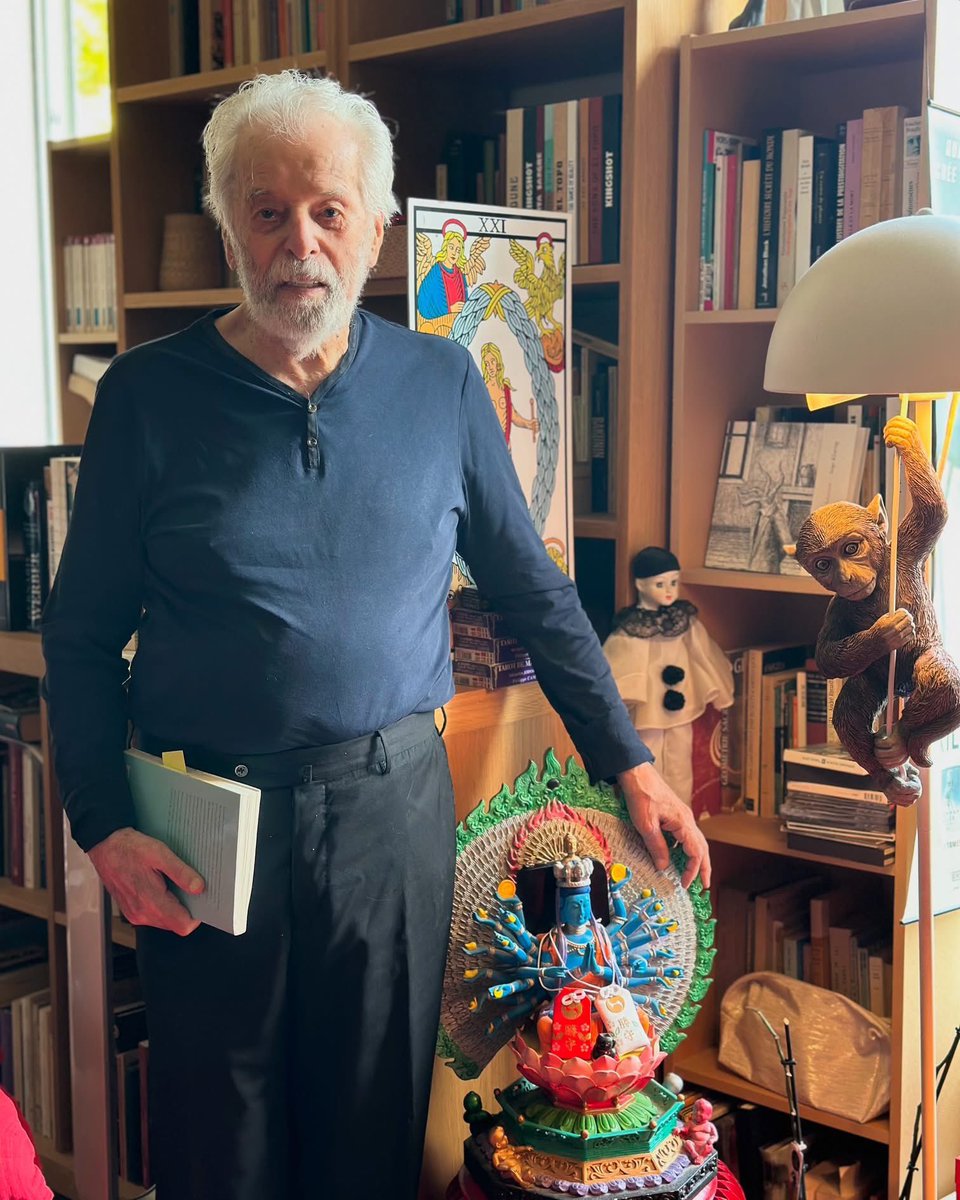 alejodorowsky's tweet photo. Hoy es domingo, mi día de descanso. Sin embargo trabajaré proporcionando a ti frases plenas de sabiduría.

1. El amor es simple,
une al aire con la piedra 
y al silencio con el canto.

2. Da a tus juicios 
la beldad de un ángel 
que revienta.

3. El triunfo final es ilusorio,
el botín de la guerra eres tú mismo.

4. Pueden morir los soles.
En el hocico de la bestia 
seguiré relumbrando.

5. Rechaza la angustia de ser.
Acepta al demonio en que cabalgas.

6. No busques culpas, sino causas.
Sana sin castigar.

7. Que el tigre enloquecido se detenga.
Voy a parir un aura.

8. El mundo no está cambiando, 
cambia el ojo que lo mira.

9. Dios me lanzó a rodar,
ahora implora que me detenga.

10. Asciende el alma
por derrumbes sucesivos.

11. Nada te fue dado
que no fuera para todos.

12. Fuiste algo antes de venir,
serás algo después de irte.

13. El deseo encadena a guaridas.
La ambición exige premios ruines.

14. La presa 
como un perro cruel 
te persigue. 

15. Confundí la herida con mi alma.
Ahora corro detrás de un caballo 
lanzando carcajadas.

16. En cada segundo mil anos.
En cada paso un horizonte. 

17. Me negaste la Verdad,
me dejaste la terrible Belleza.

18. Quiero como presente
un segundo de conciencia.
En un solo parpadeo 
ver el total del tiempo.

…

En la voracidad del tiempo 
nadie tiene domicilio fijo.

Un beso en tus dos mejillas,
Alejandro 
.
Photo @PascaleMJodo