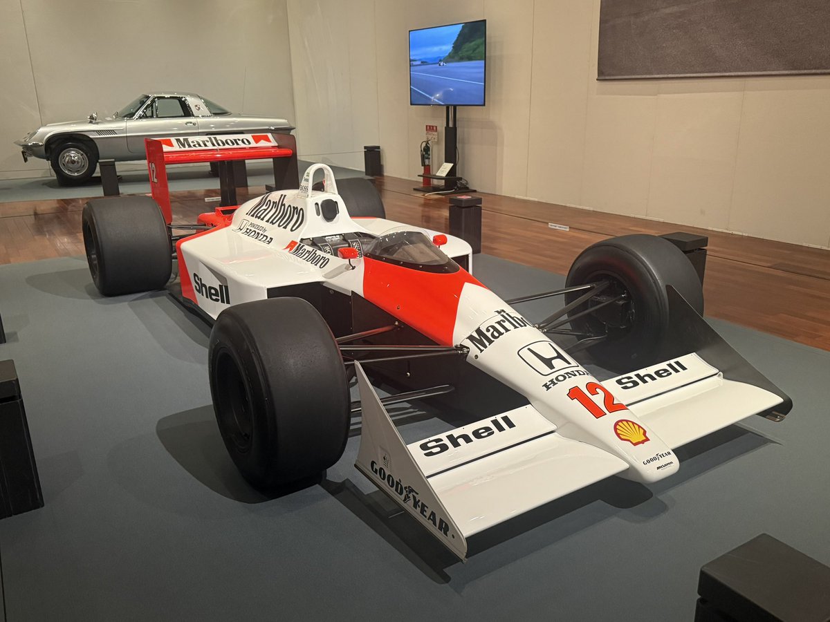 voice_sousuke's tweet image. いま、山梨県立博物館で開催されている
【みんなのクルマ展🚙】
教え子と、その教え子のパパと行ってきました〜！
いやぁ〜🤩マジでロマンが止まらない♡

こんな近くでアイルトンセナが乗っていたマシン🏎️を見られる日が来るなんて🥹🙏

#山梨県立博物館
#笛吹高校吹奏楽部 #BigSmile