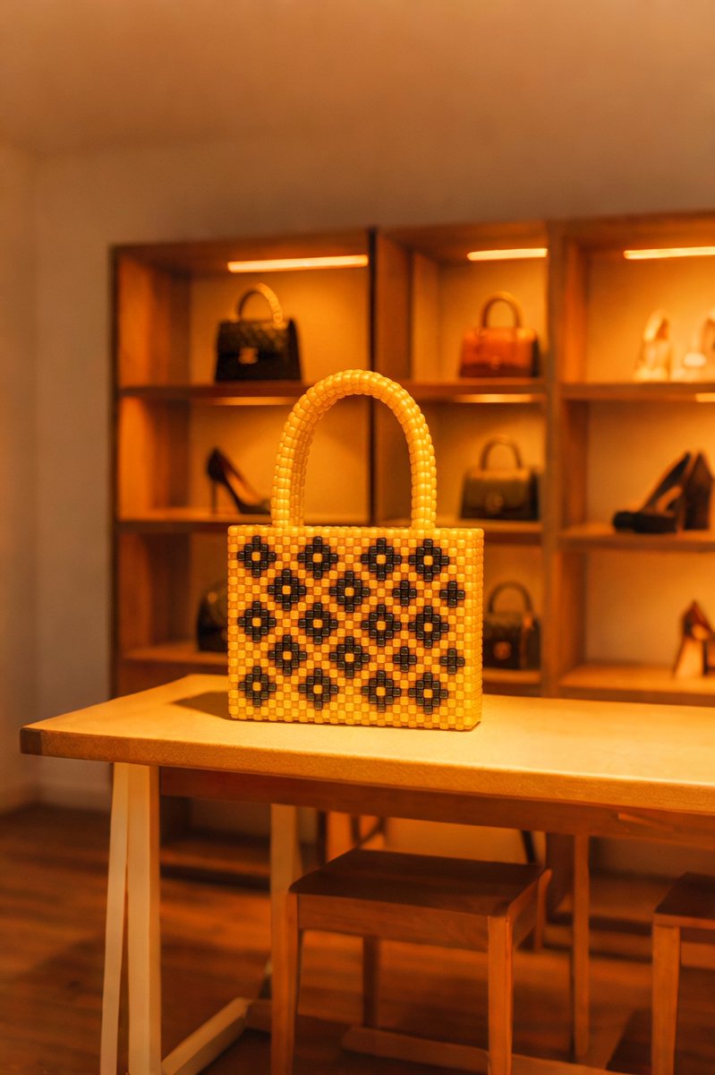 KalraTeto30823's tweet image. 💖 ہینڈ میڈ بیڈڈ بیگ – خوبصورت اور منفرد 💖
💰 2500 PKR | 🎨 کلر اور ڈیزائن کسٹمائز ایبل
📩 آرڈر کریں: 03040942541

#StoneAndStyle #BeadedBag #CustomMade #FashionAccessories #LuxuryBag