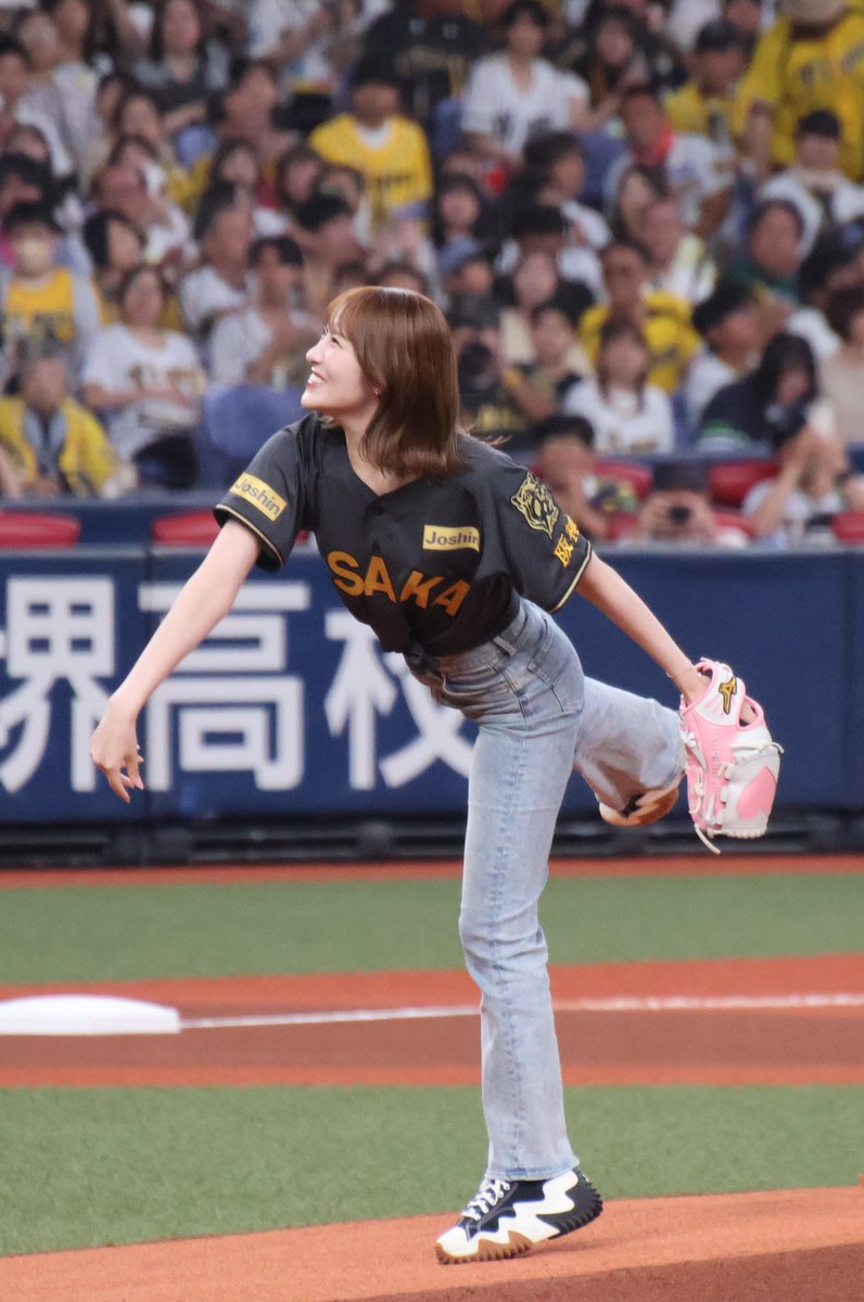 thnmbzaka's tweet photo. 投げる前も投げてる最中も投げ終わった後もずっと笑ってるこじりん(笑)
#小嶋花梨 
#阪神タイガース 
#NMB48_カメコ https://t.co/OHvtUW7khQ