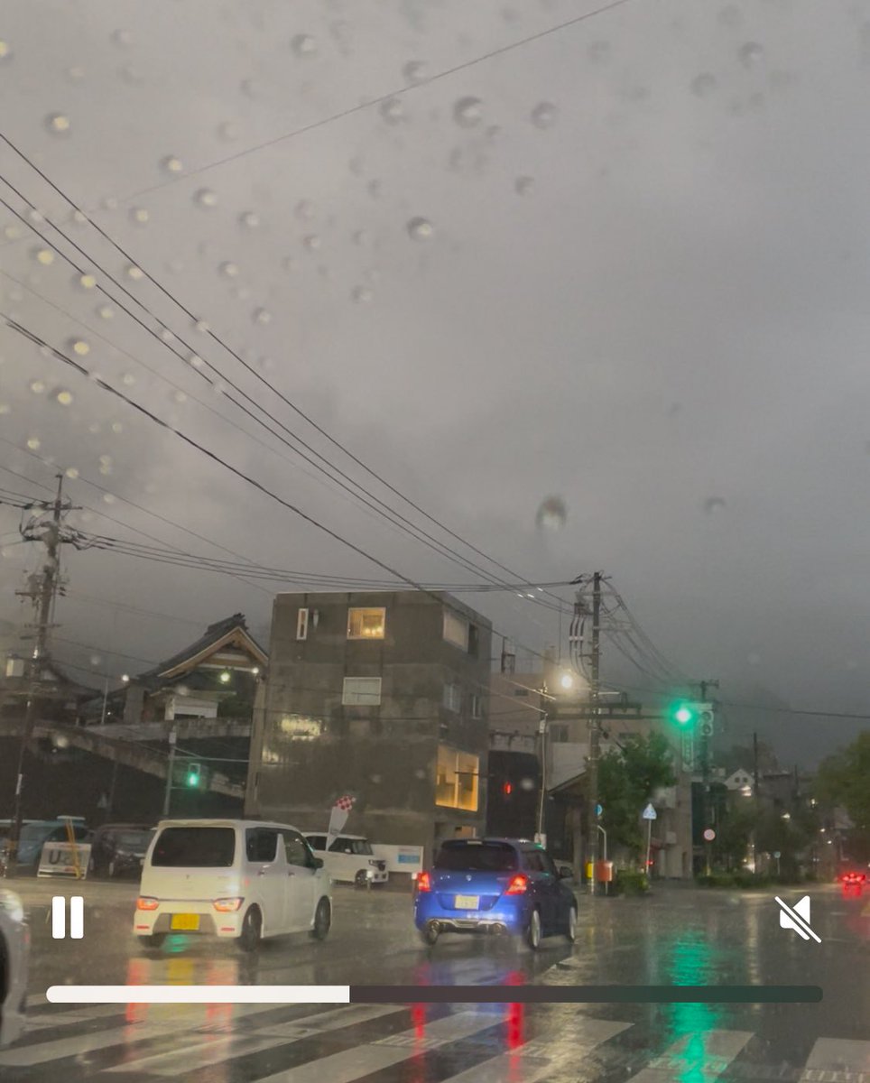 現在の呉の空。雨はまあまあの強さだけど、雲は厚い