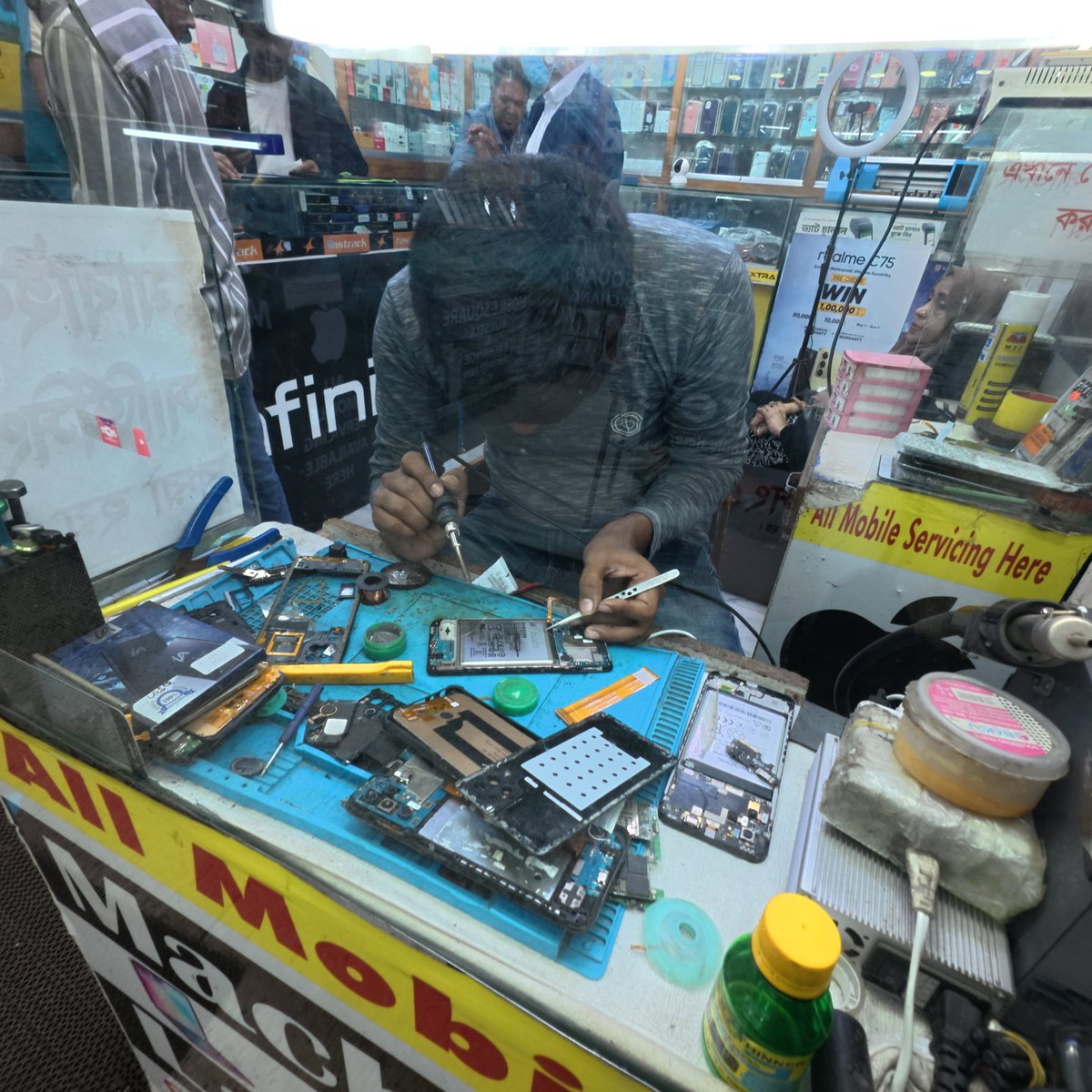 otonyanGPT's tweet image. ===🇧🇩の思い出===
#スマホ修理 屋さんが繁盛している件

#ヨクコワレルトイフコトデスカ？