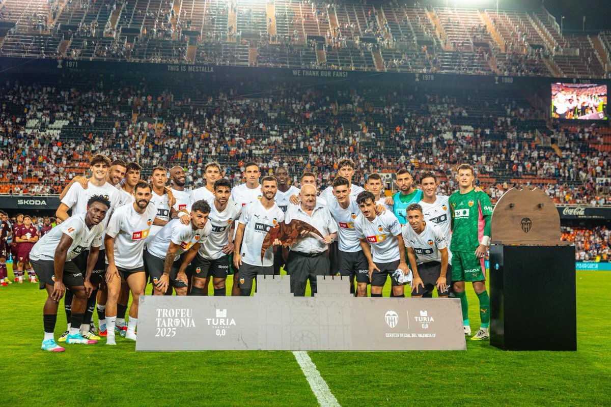 Acabamos la pretemporada con buenas sensaciones y victoria!🤍🖤 Siempre especial jugar en Mestalla ante nuestra afición, gracias a todos por el apoyo🙏🏽🦇  

#amunt #AmuntValencia #TrofeoTaronja