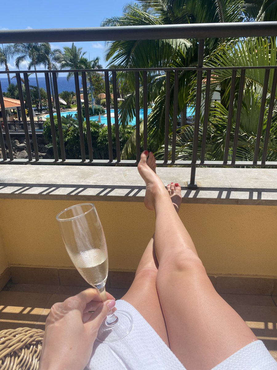 DeborahDee55393's tweet photo. En ce dimanche, Il manque seulement un toutou au bout de mon lit pour s'occuper de mon pieds 

#moneyslave #soumis #moneymiss https://t.co/D7u5tTf4iQ