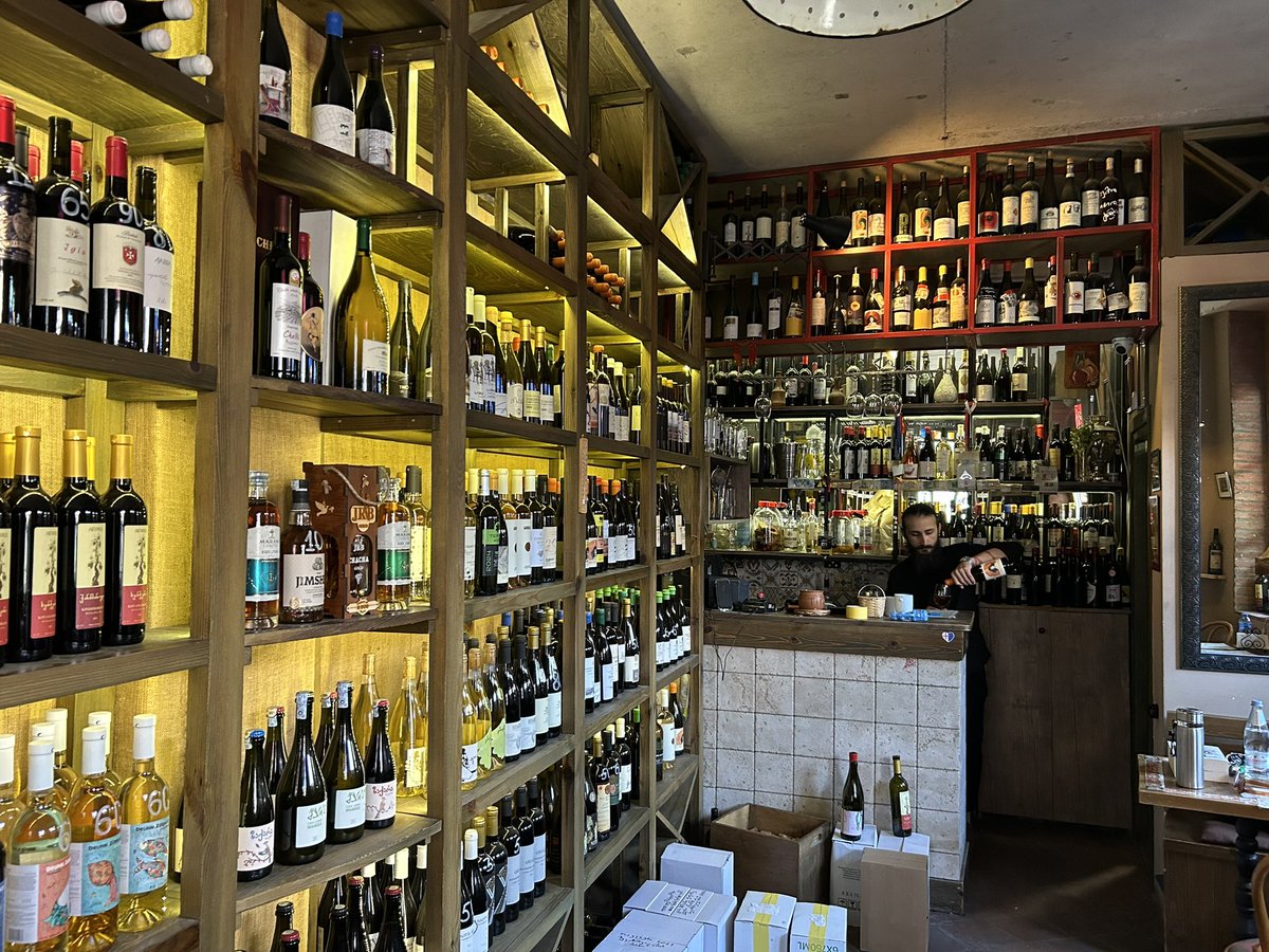 市内観光で歩き疲れたのでキリリと冷えたジョージアワインをかち込んでいく！