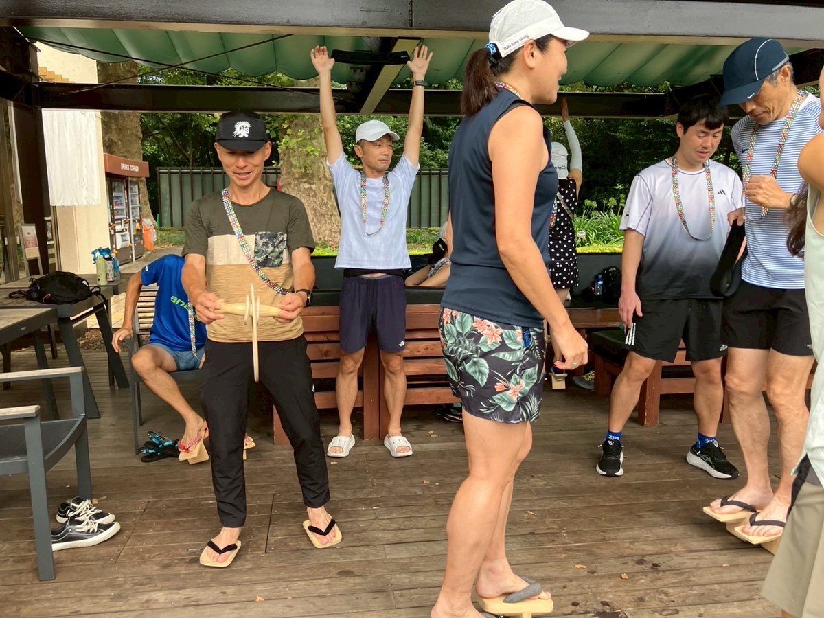 本日は

🌳新宿御苑〈早朝開園〉アクティビティ
「M高史さんの一本歯下駄トレーニング体験教室」

雨の中でしたが、満員御礼☺️ご参加ありがとうございました🙇‍♂️
新宿御苑さんで屋根のあるスペースを使わせていただき、感謝です🙇‍♂️

今回、一本歯下駄を履くのが初めてという方ばかりでしたが