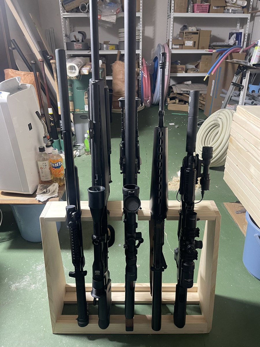 友達から作ってと頼まれてる物
後はヤスリがけして凸凹削ってステイン塗って完成

こういうの普通に買ったら最低でも5000円くらいはするけど
自分で作れば原材料費の2000円くらいで出来る笑