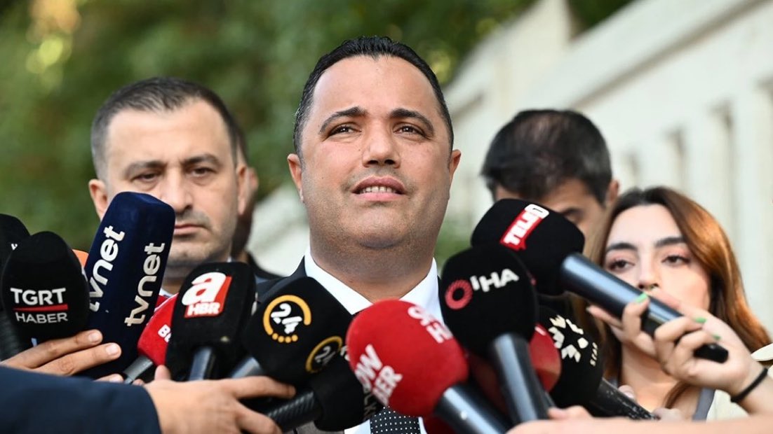 Eski Galatasaray yöneticisi Rezan Epözdemir, FETÖ için casusluk yaptığı gerekçesiyle gözaltına alındı.

Sizce neden bütün bu olaylar Galatasaray’dan çıkıyor?