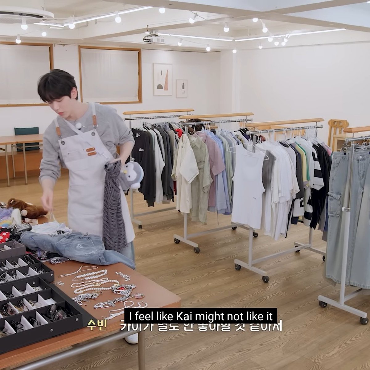 he's so sweet for changing the top because he knew kai wouldn't like it 😭😭😭😭💖💖💖💖💖
