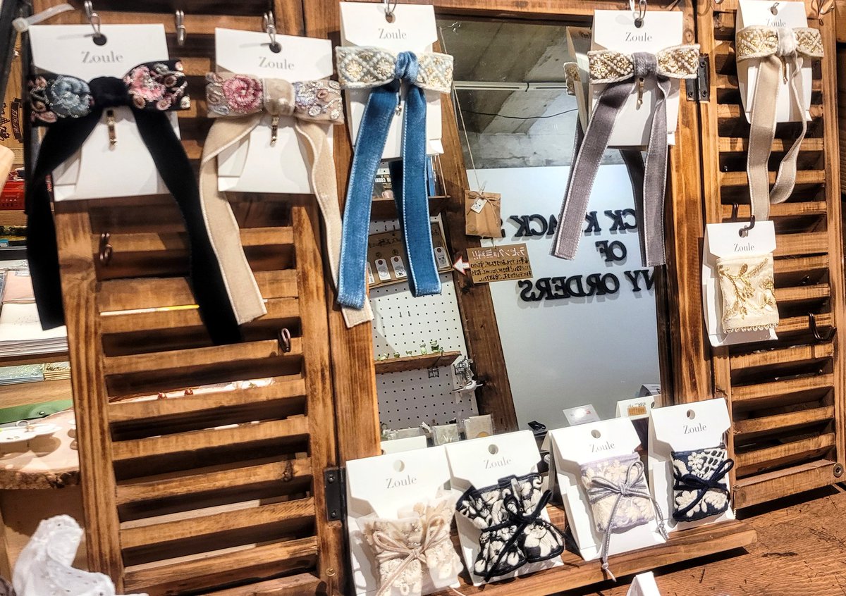 国内では数少ないクセ強系アクセのガーグルさんの取扱がスタート。ほんわかアニマルやサイエンス系、音楽系、身近アイテム系の他、ステンドグラス風やボタニカルなどのエレガンス系も。刺繍が素敵なリボンやヘアカフスも。幅広くクセがある所が当店にドンピシャでした。今後も定期的に新商品入荷予定。