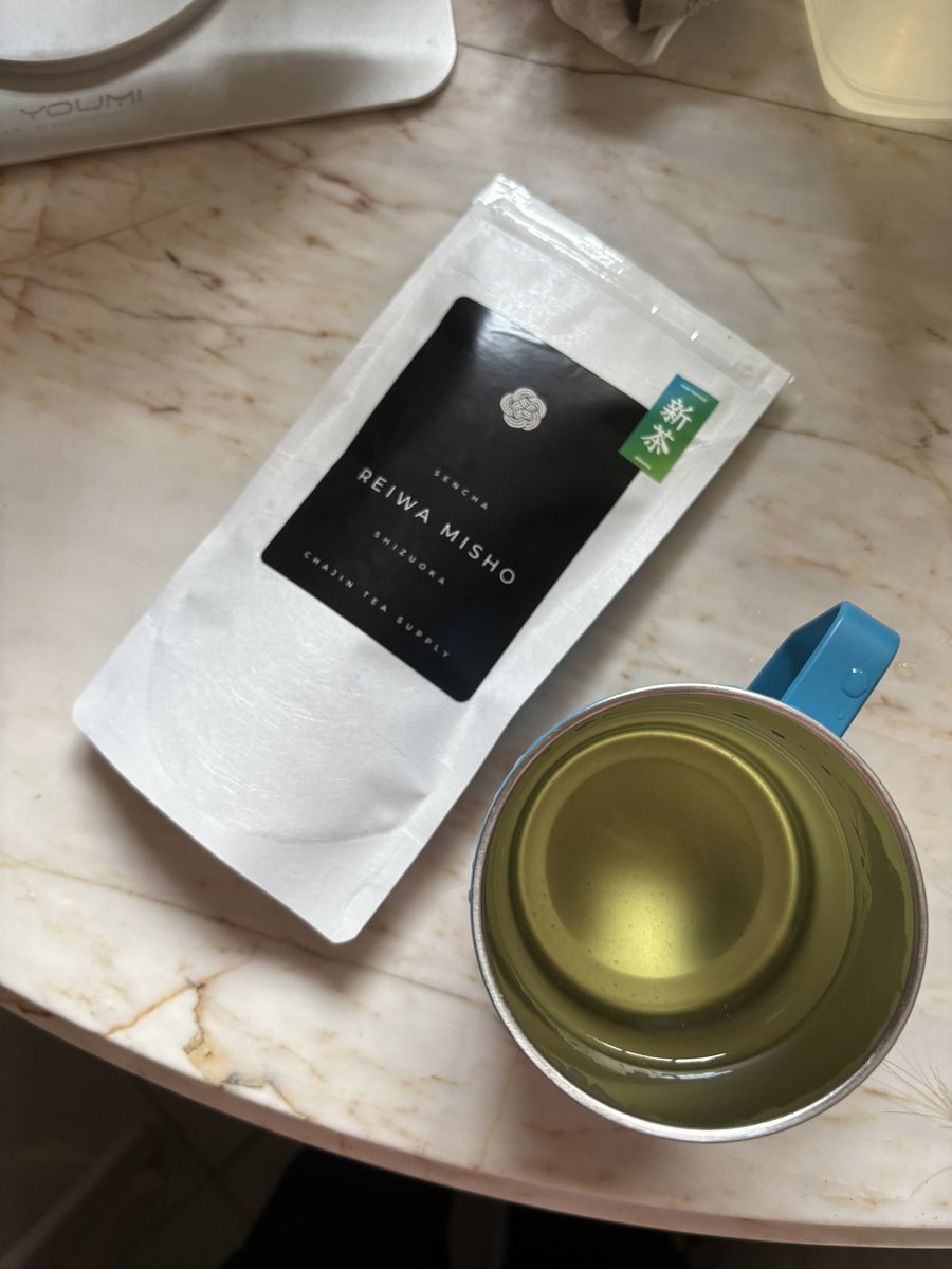 รีวิวชาแบบฉบับคนชอบกินชาเขียวทั้งชาเขียวและมัทฉะ:
มันหอมมาก แค่เริ่มเทใส่น้ำร้อนก็ได้กลิ่นหอมแล้ว ตัวชามีความหอมเบาบาง  จืดๆ ดื่มง่าย ไม่รู้สึกขมเลย (กะปริมาณตามสูตรพิเฌอให้ใกล้เคียงสุด) เวลาชง แนะนำตามพิเฌอเลย คือแช่ชา แล้วเทใส่ตะแกรง เอาชาออก กลิ่นจะชัดกว่าค่า
#CherprangAreekul