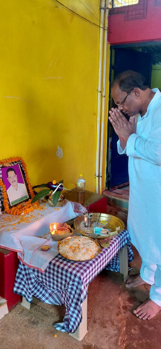 ପଟ୍ଟାଙ୍ଗୀ ନିର୍ବାଚନ ମଣ୍ଡଳୀର ସେମିଳିଗୁଡା ବ୍ଲକ ଅନ୍ତର୍ଗତ ବୁଡ଼ାପଲମା ଗ୍ରାମର ହରିଶ ଚନ୍ଦ୍ର ଇରିଙ୍ଗାଇଙ୍କ ଦଶାହ କାର୍ଯ୍ୟରେ ଯୋଗଦେଇ ଅମର ଆତ୍ମାର ସଦଗତି କାମନା କରିବା ସହିତ ପ୍ରିୟଜନଙ୍କୁ ହରାଇ ଦୁଃଖରେ ଭାଙ୍ଗି ପଡ଼ିଥିବା ଶୋକସନ୍ତପ୍ତ ପରିବାରବର୍ଗଙ୍କୁ ଗଭୀର ସମବେଦନା ଜଣାଇଲି।
#PeoplesLeader #Congress