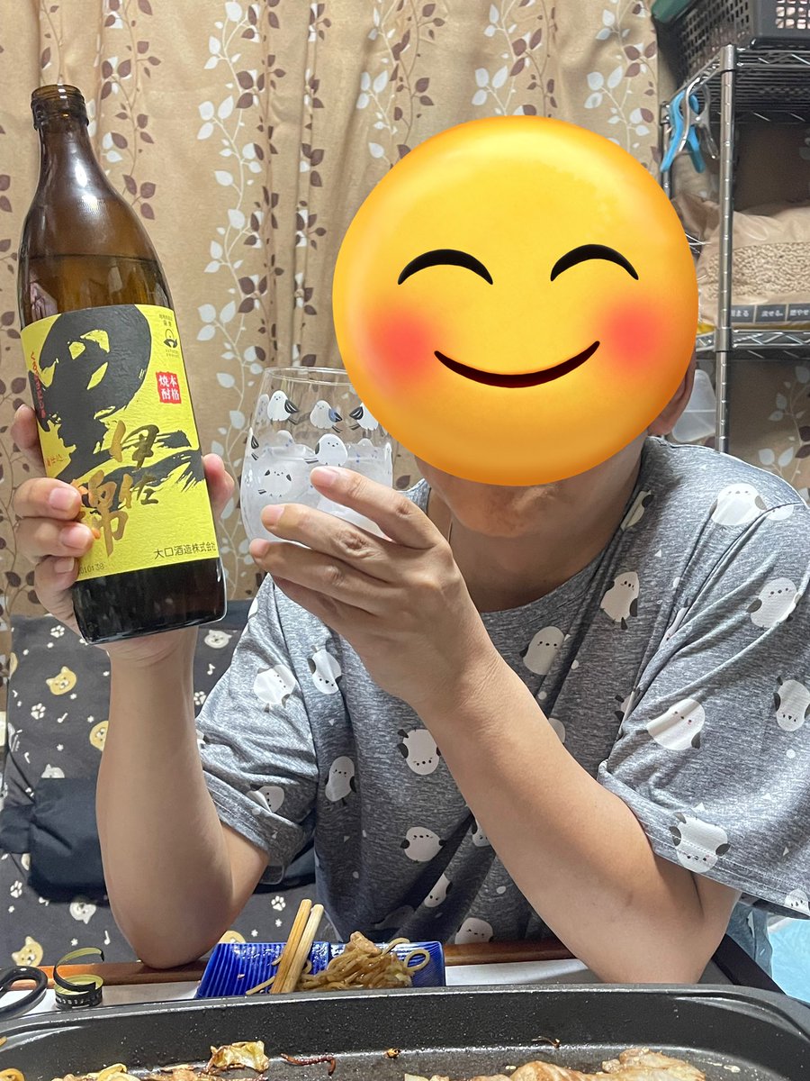 JB_Cydia's tweet image. 鹿児島の嫁のおばちゃんから送ってもらった芋焼酎、めちゃ美味しい😋
いつもは4リットルの格安麦焼酎だから、尚更格別。黒伊佐錦とさつま美人！