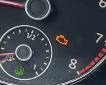 Že mi auto hlásí, abych se připoutala, není nic zvláštního. Ale že mi teď nově začalo hlásit i čas oběda, nebo cokoliv ta oranžová ikonka s pečeným kuřetem znamená, to je novinka.