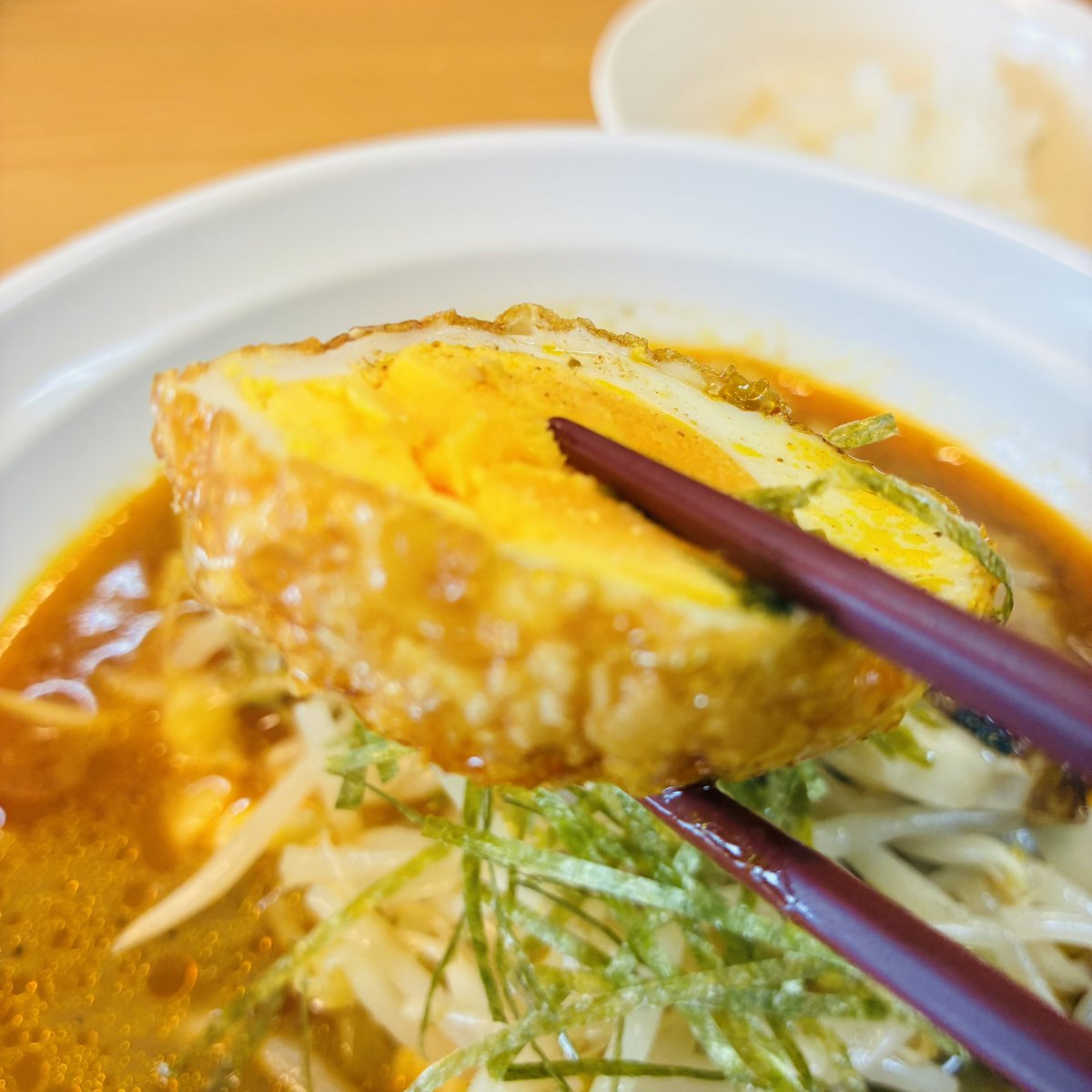 【魔女のカレー】

仙川駅から徒歩すぐ✨🚉 

カレー専門店で、岡野の推しは「カレーラーメン」✨🍛🍜

場所は、とり衛門、サカナヤアップ、ラーメン二郎（仙川ブラックで有名！）など、コアなファンが集まる“名物ストリート”の一角✨🌃🚶‍♂️