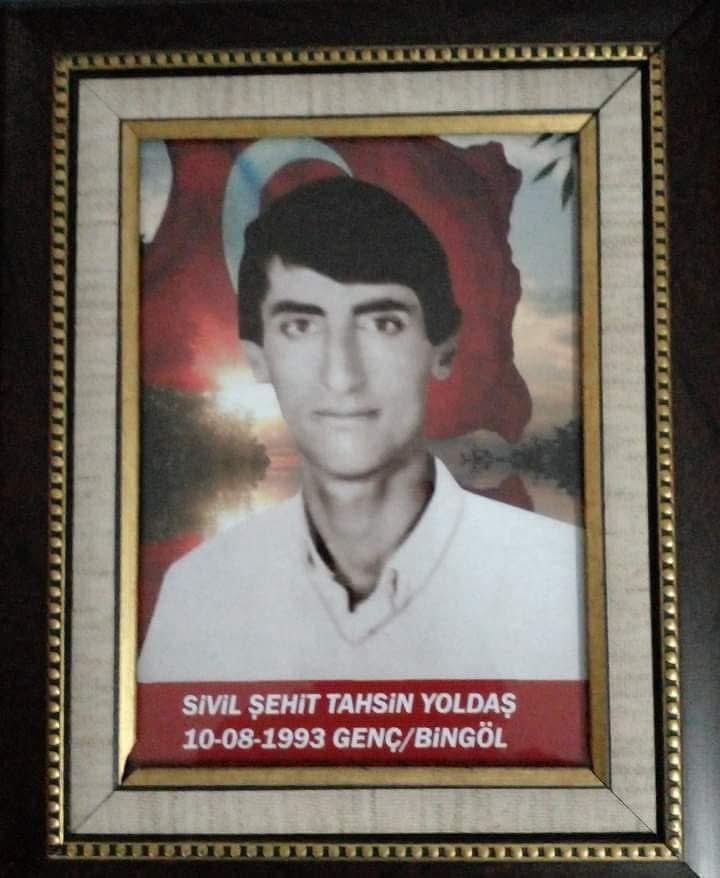10.08.1993 Tarihinde hain, alçak, pkk terör örgütünün kalleş saldırısında Şehit olan Tahsin YOLDAŞI’ın şahadetinin Sene-i devriyesinde Şehidimizi rahmet ve saygı ile yad ediyoruz. 

Mekânı Cennet Makamı Ali Olsun.

Vahap BAYSAL.
Bingöl Şehit Aileleri Gazileri Ve İnsan Hakları