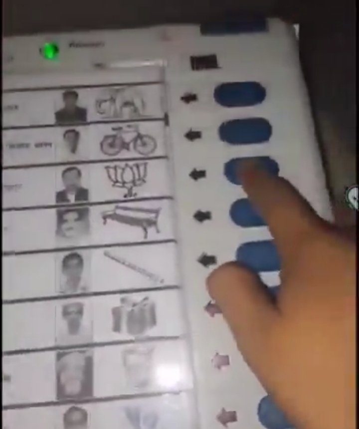 नाम - राजन ठाकुर, उम्र 16 साल.
कारनामा - बीजेपी सरपंच का बेटा होकर 
8 बार वोट डालना.

2024 लोकसभा इलेक्शन में फर्रुखाबाद 
सीट पर बीजेपी मात्र 2678 वोट से जीती थी

सवाल ये है इसको वोट किसने डालने दिया?
और इसपे क्या एक्शन हुआ??

वीडियो कमेंट में देख लीजियेगा
