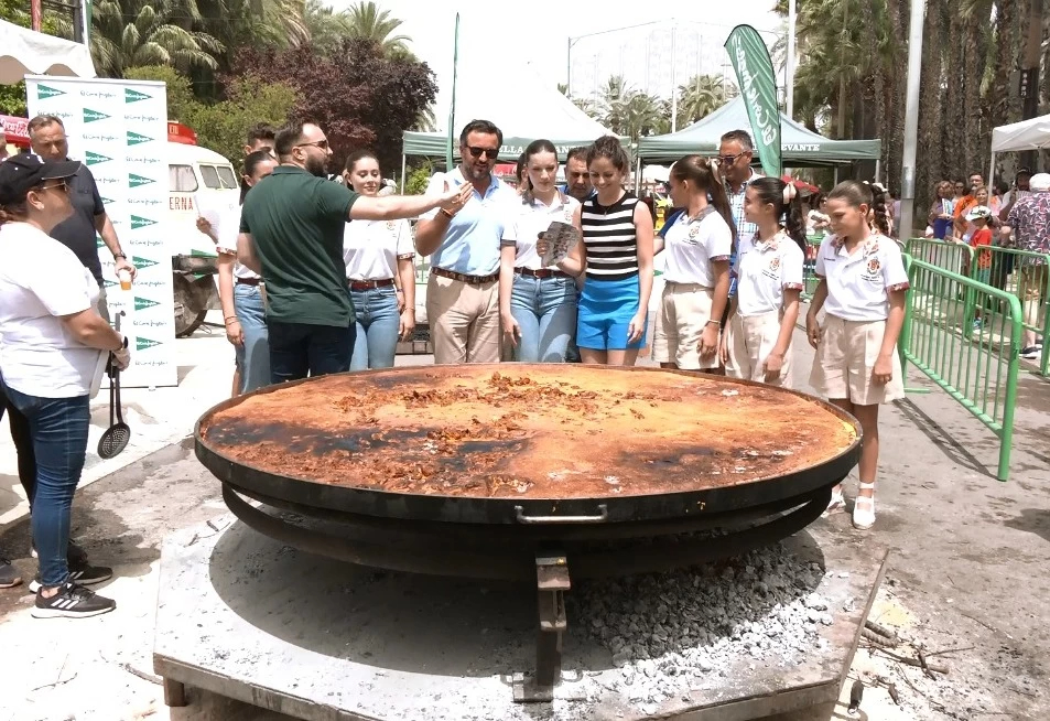 visitelche's tweet photo. Fiestas Elche | Festes d'agost | 10 agosto
12:30 horas, paella gigante para 2.500 personas y arroz con costra gigante para 2.500 personas, organizado por la Federación Gestora de Festejos Populares.
📍Paseo de la Estación.
👉https://t.co/v02U0eYzSu
#fiestaselche https://t.co/4eTgML3UDL
