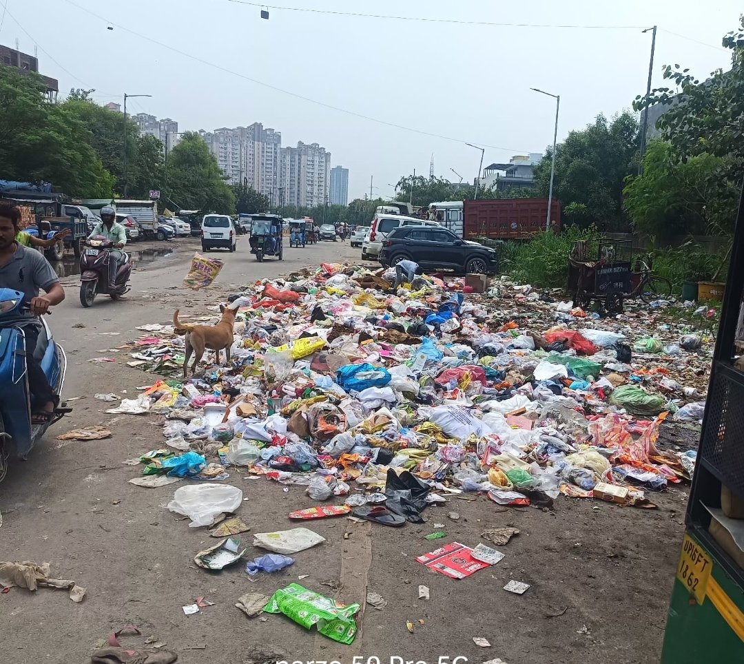 Julia0rll's tweet image. नोएडा सेक्टर 44 की तरफ से सदरपुर गांव की एंट्री। नोएडा का सबसे सो कॉल्ड पोश सेक्टर।
दोयम दर्जे के नागरिक रहते हैं यहां पर। समान संवैधानिक अधिकारों का हनन। स्लम बने गांव।
स्वच्छता सर्वेक्षण में नंबर वन।
@sandeep_news24 
@dmgbnagar
@NandiGuptaBJP