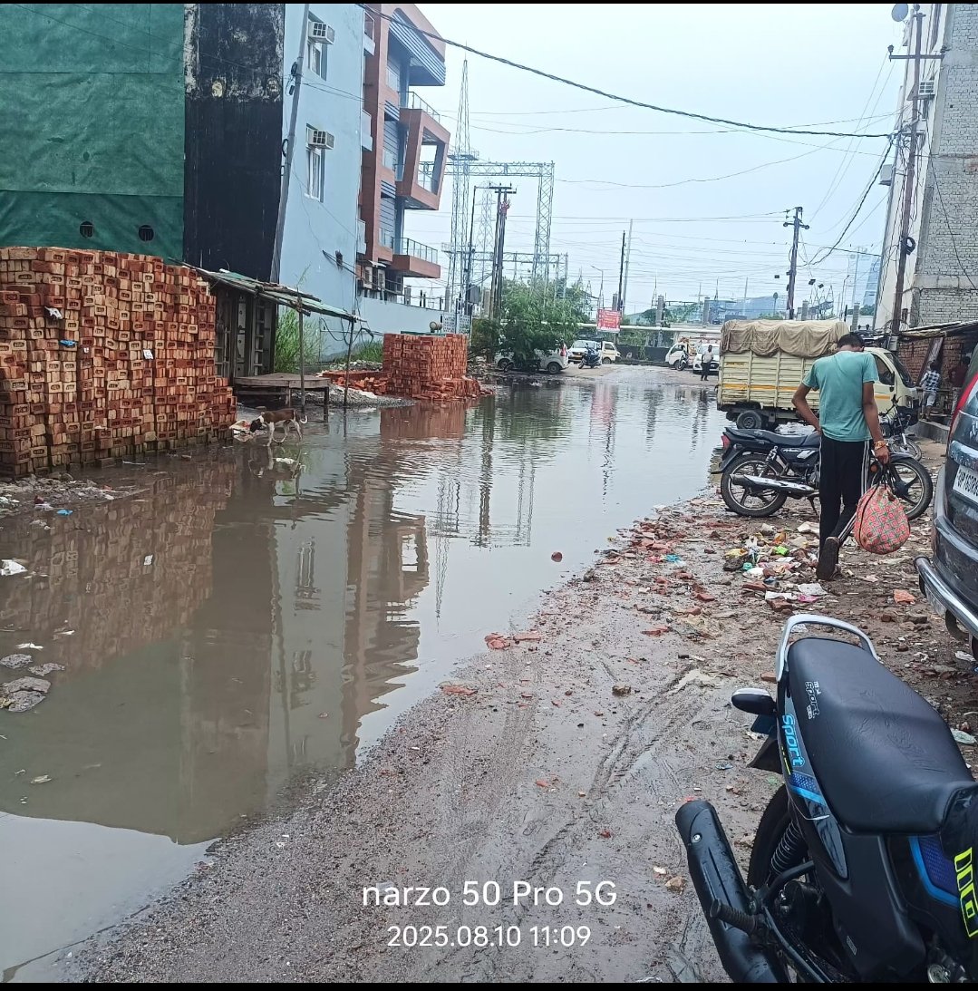 Julia0rll's tweet image. नोएडा सेक्टर 44 की तरफ से सदरपुर गांव की एंट्री। नोएडा का सबसे सो कॉल्ड पोश सेक्टर।
दोयम दर्जे के नागरिक रहते हैं यहां पर। समान संवैधानिक अधिकारों का हनन। स्लम बने गांव।
स्वच्छता सर्वेक्षण में नंबर वन।
@sandeep_news24 
@dmgbnagar
@NandiGuptaBJP