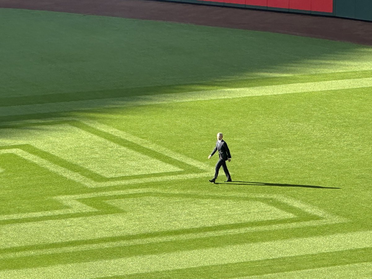 odonnell4judge's tweet image. Ichiro the Legend.
His deep bow to fans when he came on the field, his speech thanking his teammates (and Randy Johnson!)…it was rich with authentic and heartfelt gratitude.
Not a whisper of bravado.
Total class act. @Mariners