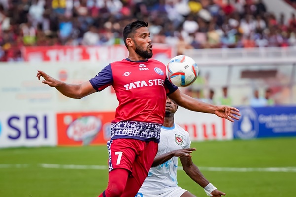 airnews_hyd's tweet image. 134వ డ్యురాండ్ కప్ ఫుట్ బాల్ టోర్నమెట్ లో – మోహన్ బగాన్ సూపర్ జెయింట్ జట్టు క్వార్టర్ ఫైనల్ కు చేరుకుంది. యువ భారతీ క్రీరంగన్ సాల్ట్ లేక్ లో నిన్న జరిగిన గ్రూప్-బి చివరి లీగ్ మ్యాచ్ లో మోహన్ బగాన్ 5-1 తేడాతో డైమండ్ హార్బర్ ఎఫ్ సి ని ఓడించి అగ్రస్థానాన నిలిచింది. #FootballUpdates