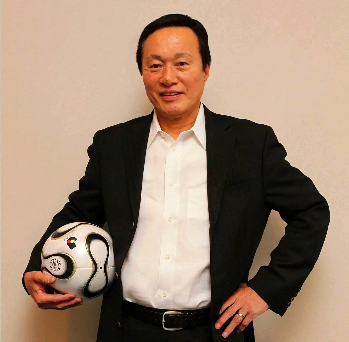 • Nous venons d'apprendre le décès de Kunishige Kamamoto, Légende Absolue du football Japonais 🇯🇵, survenu à l'âge de 81 ans des suites d'une pneumonie.🕊️

• Après avoir étudié à la Kyoto Prefectural Yamashiro High School 🏫 puis à la Waseda University 🏫, Kunishige Kamamoto a