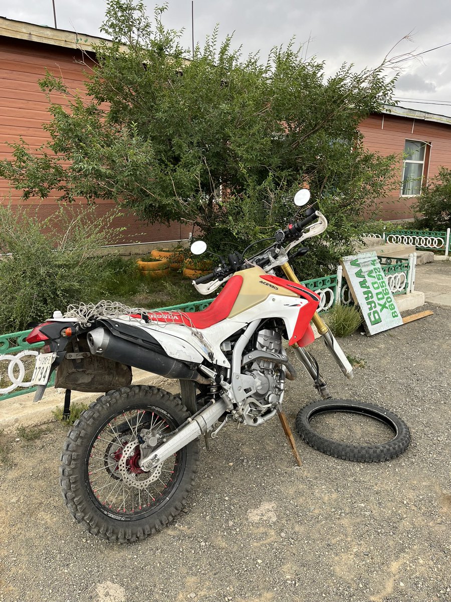 ytsukui's tweet photo. CRF77799走行7日目246km
砂漠の村セブレイまでのアスファルトはさらに進んでいたがセブレイの南15kmあたりを通過してグルバンテスに延伸するらしい
昨年はコロナ禍で開店休業状態だった唯一のホテルに連泊
週末なので家族連れで満室近いが料理はブーズ定食の一択
タイヤが輸送で潰れ口が開かず組めず https://t.co/o6dofKRl0Y