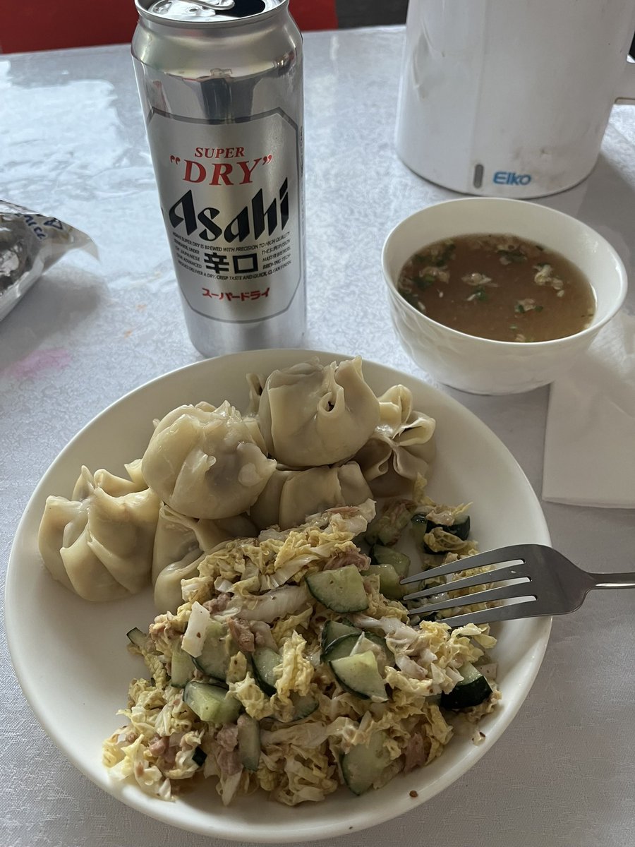 ytsukui's tweet photo. CRF77799走行7日目246km
砂漠の村セブレイまでのアスファルトはさらに進んでいたがセブレイの南15kmあたりを通過してグルバンテスに延伸するらしい
昨年はコロナ禍で開店休業状態だった唯一のホテルに連泊
週末なので家族連れで満室近いが料理はブーズ定食の一択
タイヤが輸送で潰れ口が開かず組めず https://t.co/o6dofKRl0Y