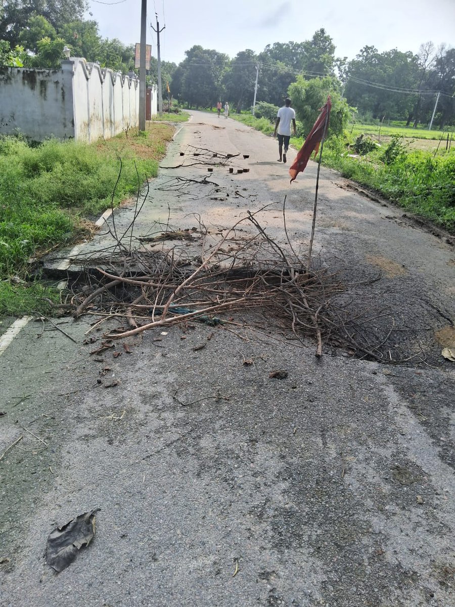 AnoopDevkali's tweet image. प्रयागराज के ग्राम सभा देवकली के मौजा माई में जनकपुर मार्ग जो कि पिडब्ल्यूडी के अंतरगत आता है धस गया है जिसमें बड़ी अनहोनी हो सकती है कृपा लोग निर्माण विभाग जल्द से जल्द कार्रवाई ले
#pwd prayagraj