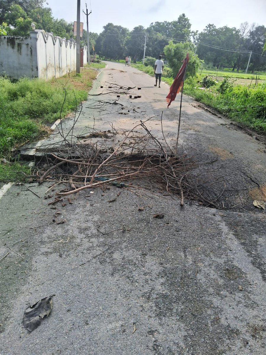 AnoopDevkali's tweet image. प्रयागराज के ग्राम सभा देवकली के मौजा माई में जनकपुर मार्ग जो कि पिडब्ल्यूडी के अंतरगत आता है धस गया है जिसमें बड़ी अनहोनी हो सकती है कृपा लोग निर्माण विभाग जल्द से जल्द कार्रवाई ले
#pwd prayagraj