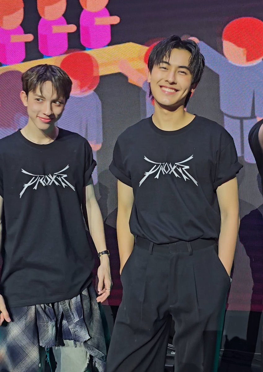 พี่กรยืนยิ้มหล่อ แล้วดูหน้าหมีเนยข้าง ๆ