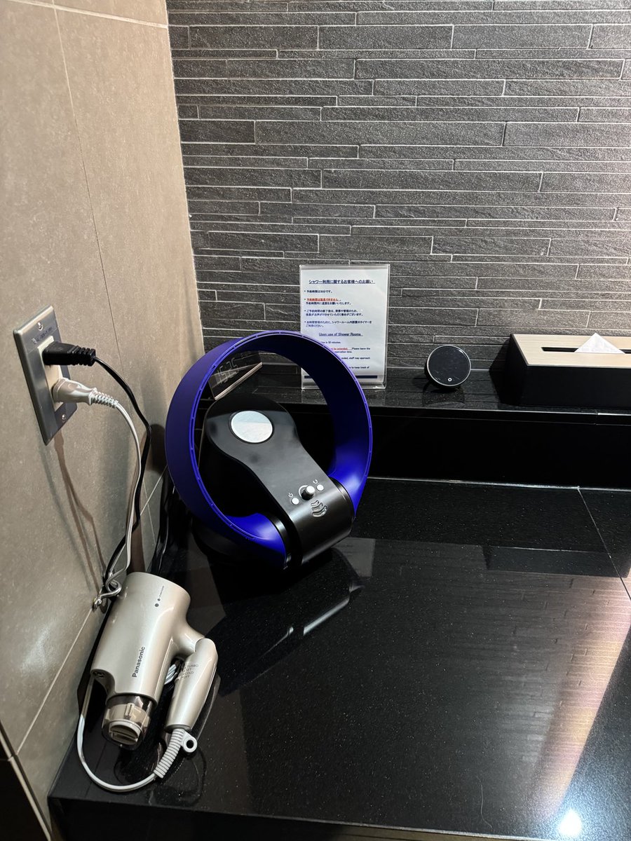 T3スイートラウンジのシャワールームは全4部屋！
ちょっと早いけどダメ元で行ったら空いてのでどうぞ！と言われたので40分使える笑