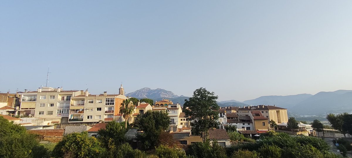 Bon dia des d'Esparreguera
(Baix Llobregat)
Dades a les 8:30h
T.Max.Ahir. 34,5°
T.Min.Avui. 21,5°
T.Actual. 24,5°
Hum 82%
T.Xafogor. 32
Vent. SE 4,3 km/h
Vent.Max. 20,1 km/h
Pressió. 1019 mb