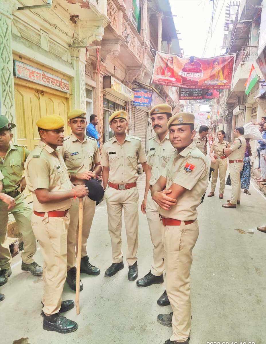 है कोई जो मेरी पीड़ा समझेगा🤐
ना युनियन है ना संगठन
मेरा फर्ज वतन है 🇮🇳
इस 15 अगस्त घोषणा हो राजस्थान पुलिस कांस्टेबलो को पटवारी, ग्राम सेवक व कृषि पर्यवेक्षक के समान प्रथम ACP 3600GP मिले #राजस्थान_पुलिस
<a href="/RajCMO/">CMO Rajasthan</a> <a href="/BhajanlalBjp/">Bhajanlal Sharma</a> <a href="/PoliceRajasthan/">Rajasthan Police</a> <a href="/jpk_11/">जय प्रकाश कुमावत ,नागरिक सुरक्षा समन्वय समिति</a> <a href="/1stIndiaNews/">First India News</a> <a href="/zeerajasthan_/">ZEE Rajasthan</a>