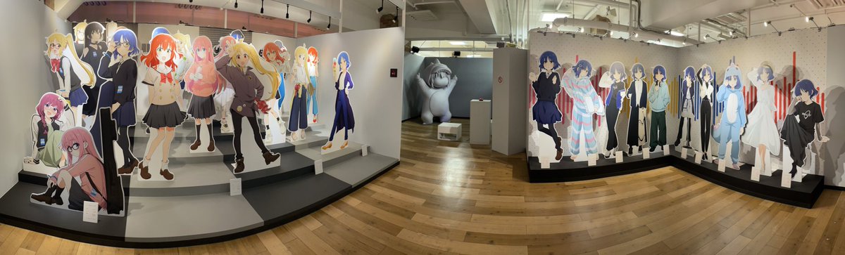 パノラマで撮ったぼざろ展山田リョウウィーク