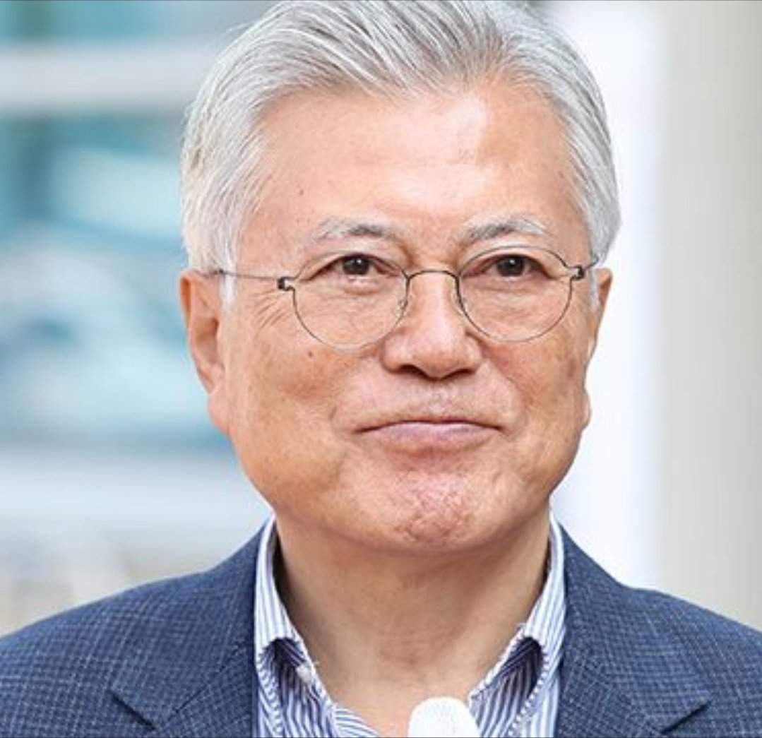 우리나라 정치를 진영의 굴레에 가둬버린 또한 너무나 많은 국민들의 뒤통수를친 헌정사상 최악의 대통령! 국민들 앞에 사죄하라!