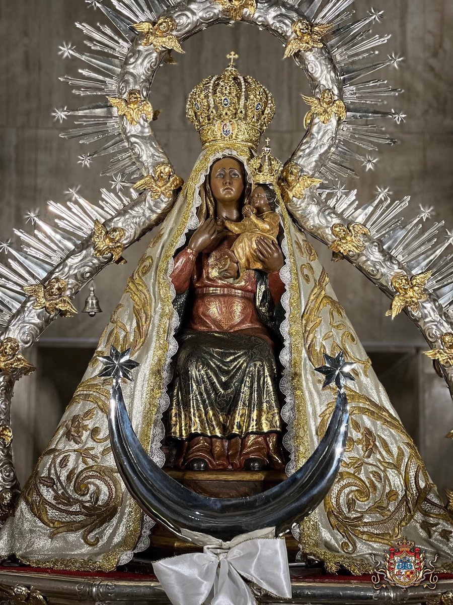 VCabezaSevilla's tweet photo. 𝑷𝒓𝒆𝒍𝒖𝒅𝒊𝒐𝒔 𝒅𝒆 𝒅𝒊𝒂 𝒈𝒓𝒂𝒏𝒅𝒆.

La Virgen de la Cabeza preparada para celebrar mañana el 798 aniversario de su aparición.

📸 Cofradía Matriz de Andújar. https://t.co/pHO7qcYDFW