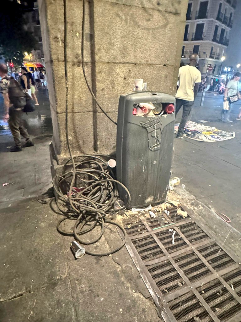 AV Residentes de la Plaza Mayor de Madrid VPMMAD (@vpmmad) on Twitter photo Muchas personas viven del #BIC #PlazaMayordeMadrid directa o indirectamente, pero se le cuida poco <a href="/CiudadanaMartaR/">Marta Rivera 🇪🇸</a> y no se invierte e incluso no se advierten urgencias de las actuaciones <a href="/depacoserrano/">Mariano de Paco Serrano</a> ¿hay que decirlo 🧘?¡Tristeza que roza la irresponsabilidad! <a href="/CulturaCMadrid/">Cultura▪️Comunidad de Madrid</a> Muchas personas viven del #BIC #PlazaMayordeMadrid directa o indirectamente, pero se le cuida poco <a href="/CiudadanaMartaR/">Marta Rivera 🇪🇸</a> y no se invierte e incluso no se advierten urgencias de las actuaciones <a href="/depacoserrano/">Mariano de Paco Serrano</a> ¿hay que decirlo 🧘?¡Tristeza que roza la irresponsabilidad! <a href="/CulturaCMadrid/">Cultura▪️Comunidad de Madrid</a>