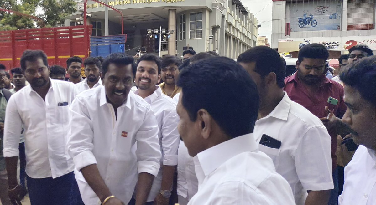 TheniPrakashh's tweet photo. தமிழக வெற்றிக் கழகத்தின் #தலைவர்_விஜய் அவர்களின் உத்தரவின்படி,

கழகப் பொதுசெயலாளர் N.#ஆனந்த் அவர்களின் வழிகாட்டுதலின்படி,

இன்று #தேனி_வடக்கு_மாவட்ட_தலைமை சார்பாக விடுதலை வேங்கை #சிங்கம்_செட்டியார் அவர்களின் 226ஆம் ஆண்டு வீரவணக்க நாளை முன்னிட்டு மலர் தூவி மரியாதை செய்யப்படது ! https://t.co/Z9ECgMS4dh