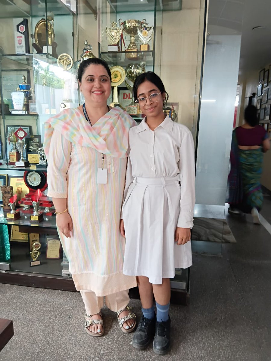 mapsavschool's tweet image. Anshi Goel (XI-B) secured 🥉 Third Position in the Zonal Hindi Slogan Writing Competition for her creative expression. ✍️🖌️

#Zonals2025 #SloganWriting #MAPS #ProudMoment #CreativityUnleashed