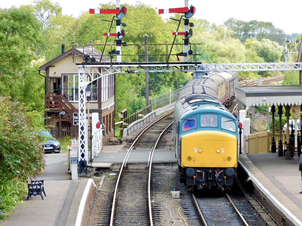kingy69beard's tweet image. #SemaphoreSunday with 45041 ‘ROYAL TANK REGIMENT’ arriving into Wansford on the Nene Valley Railway. A great day was had behind this great loco #peak