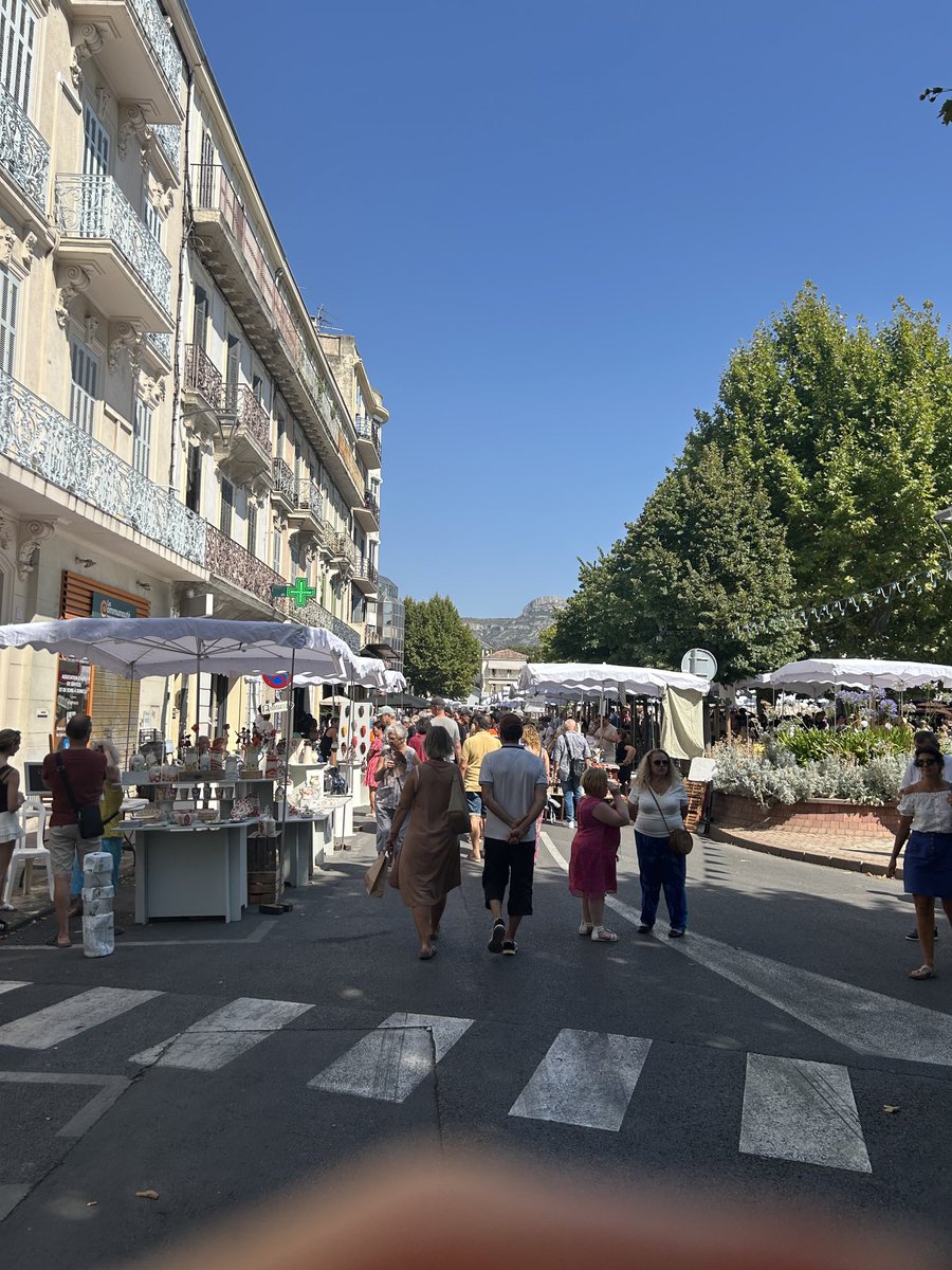JoelleMelinRN's tweet photo. Grande manifestation aubagnaise #Argila : c’est avec le maire de #Deruta ville jumelle italienne que l’inauguration a eu lieu. Tradition et modernité se côtoient. La filière mérite qu’on la soutienne toujours plus @RNational_off @MLP_officiel https://t.co/HyzURMs0EV